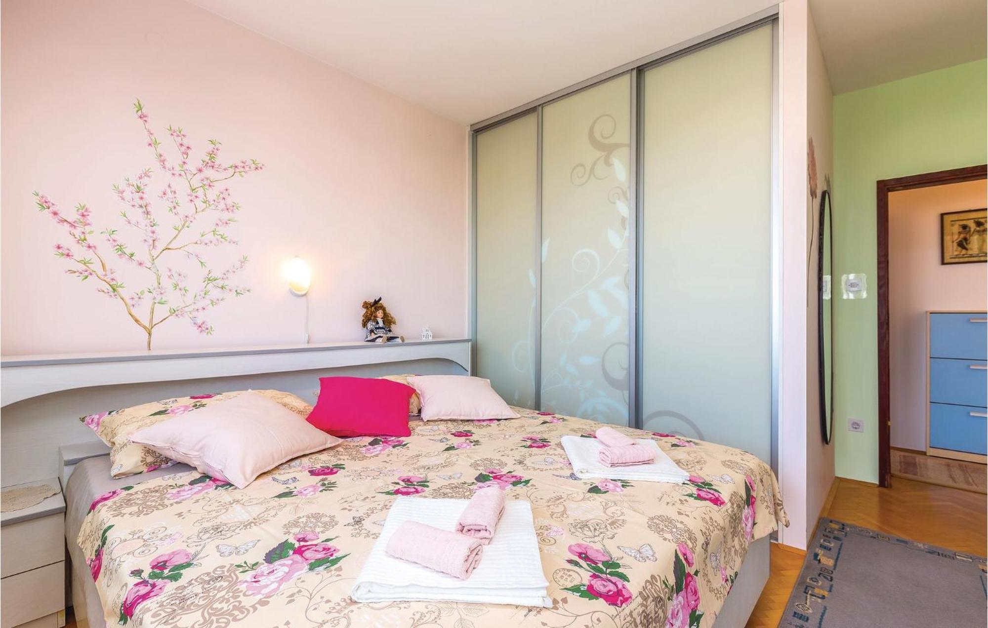 Beautiful Apartment In Crikvenica With Jacuzzi Экстерьер фото